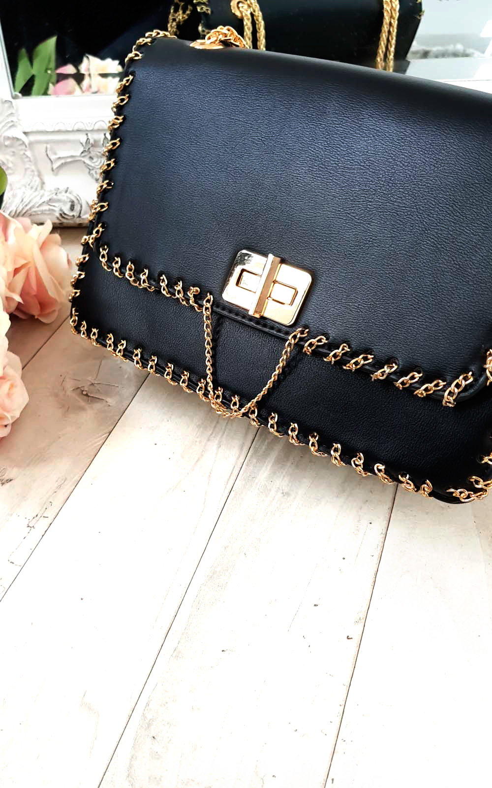 Pommy Gold Chain Shoulder Bags Thumbnail Pommy Gold Chain Shoulder Bags Thumbnail