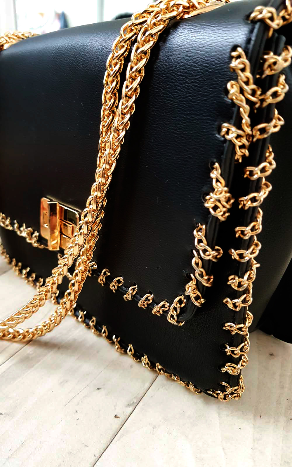 Pommy Gold Chain Shoulder Bags Thumbnail